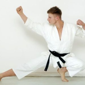 Ein Karateka mit Leistenschmerzen