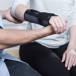 Handgelenksschmerzen nach einem Sturz